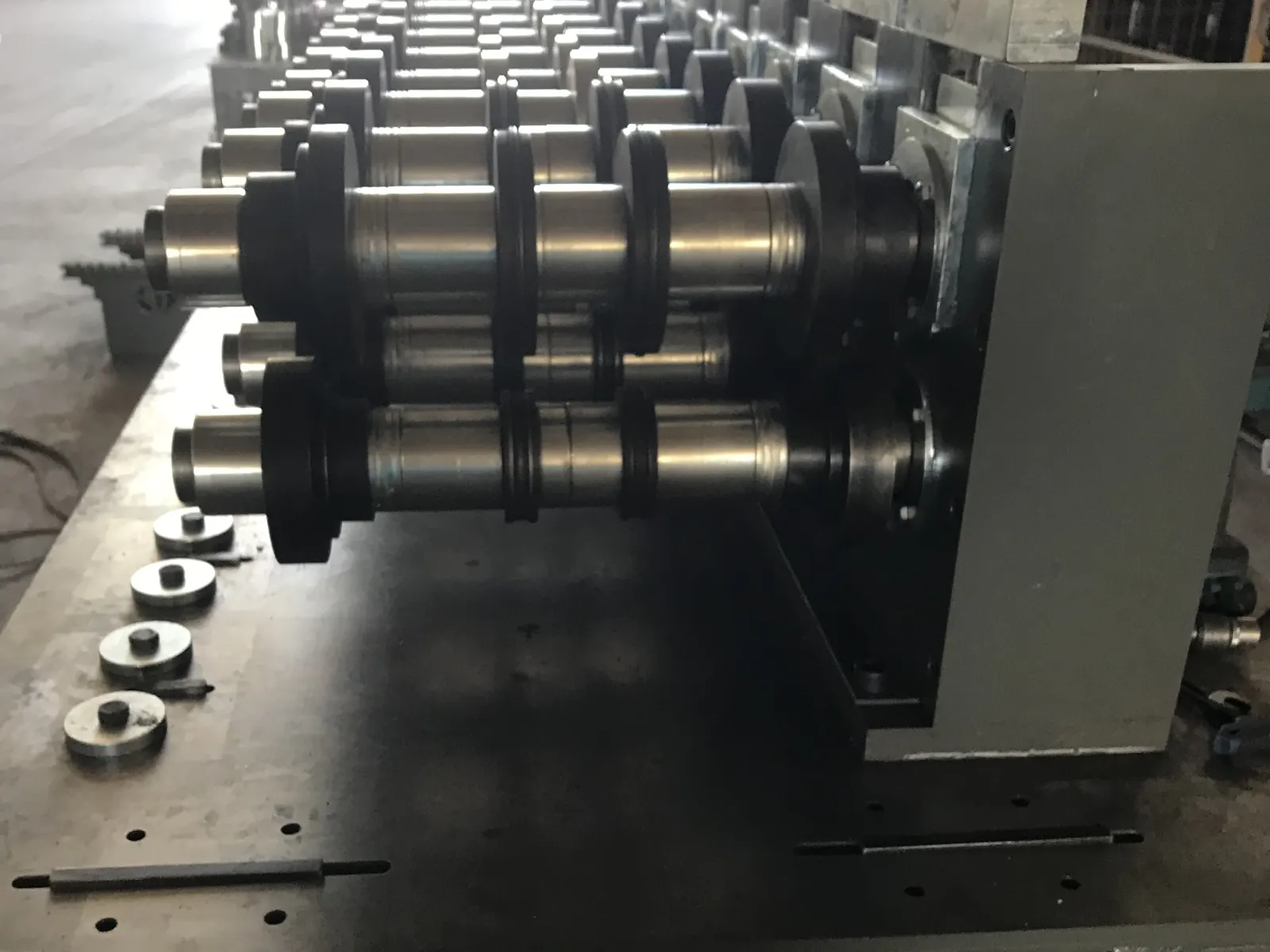 Roll form makinesinde merdane istasyonları