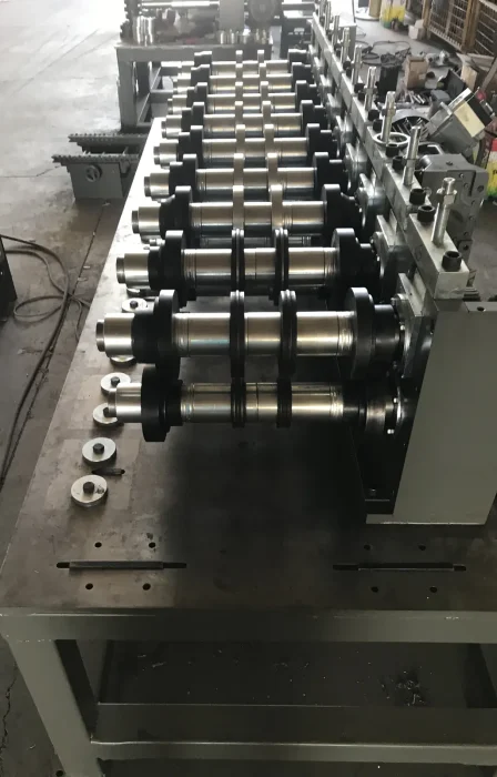 Roll form makinesi merdane istasyonları, dikey görünüm